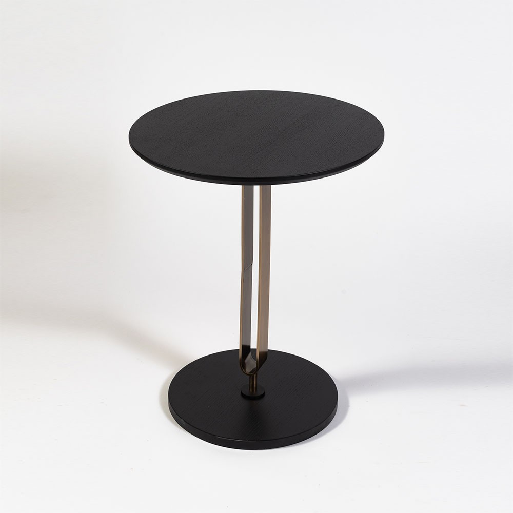שולחן צד פלטה שחורה רגל פליז